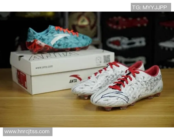 安踏雄狮足球鞋助力球场表现提升让你尽显运动魅力与激情 安踏雄狮足球鞋助力球场表现提升让你尽显运动魅力与激情