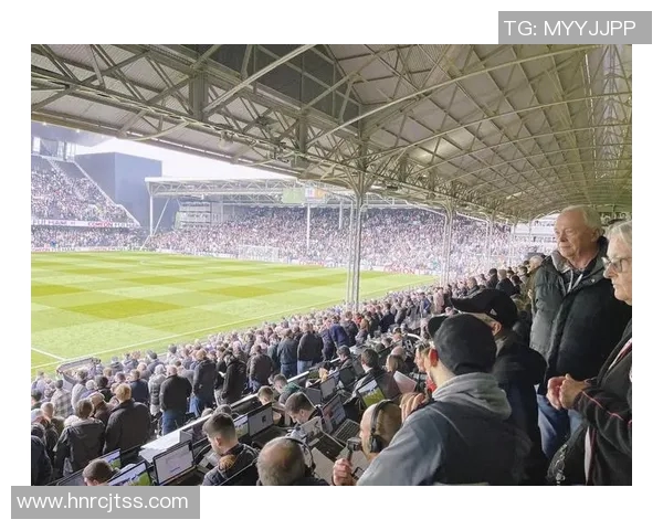 外国足球宝贝的魅力与风采揭秘球场内外的时尚与热情交融 外国足球宝贝的魅力与风采揭秘球场内外的时尚与热情交融